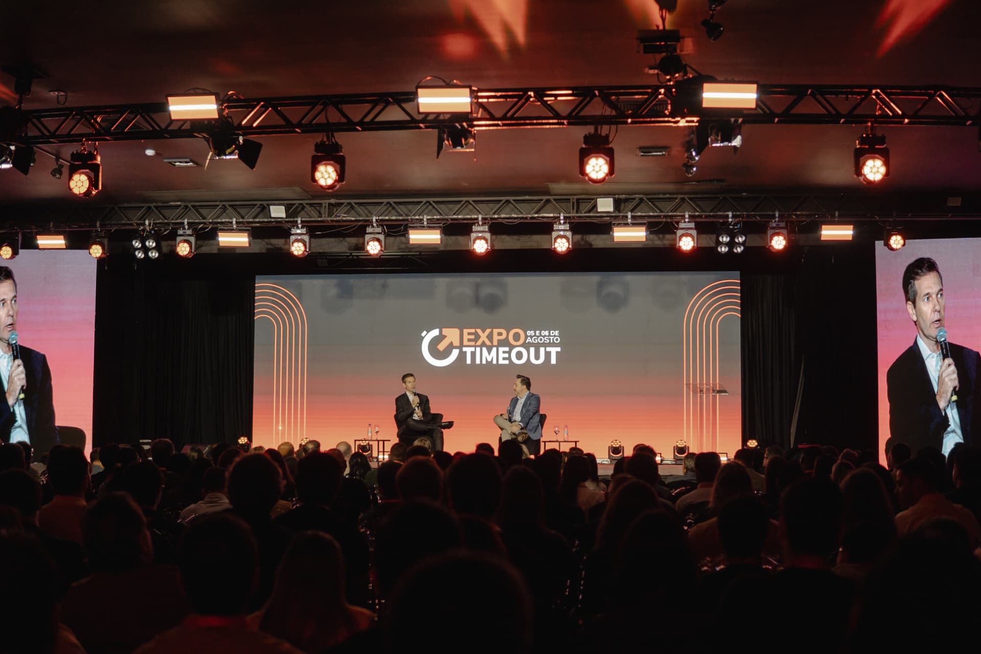 Plenária principal da Expo Time Out 2026 com palco iluminado e plateia lotada