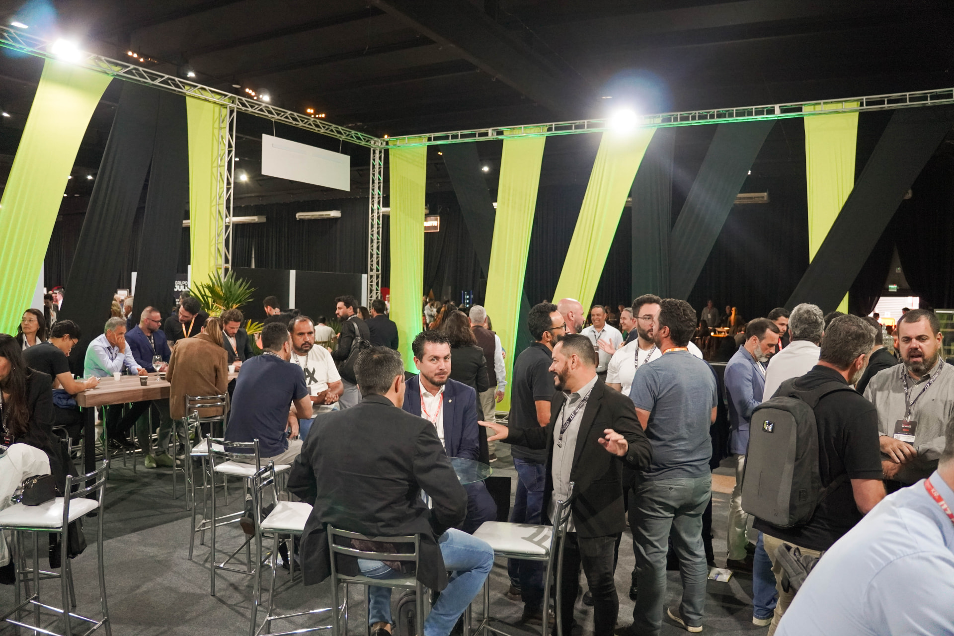 Lounge Black reservado com empresários em conversa