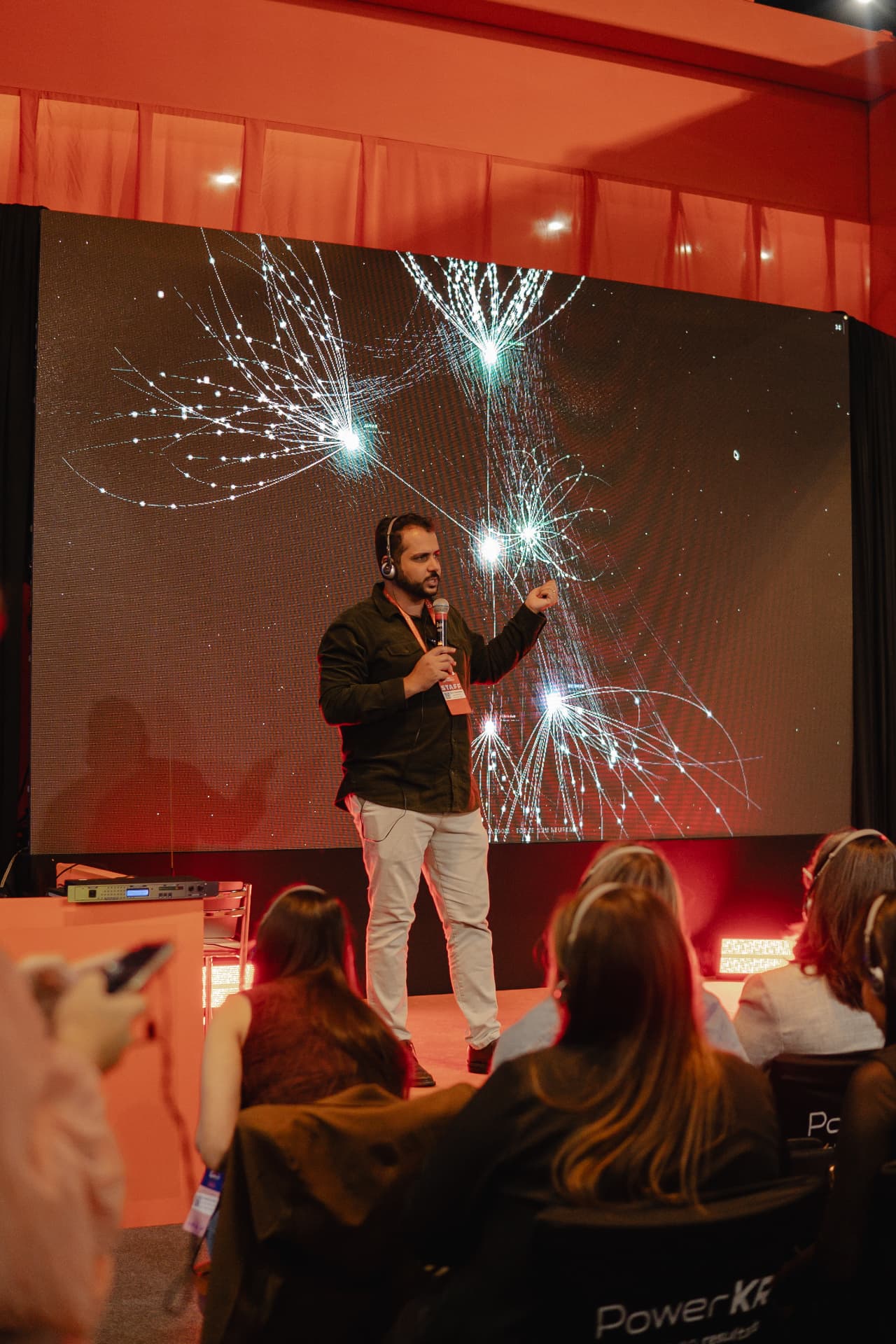 Palestrante em sessão temática da Expo Time Out 2026