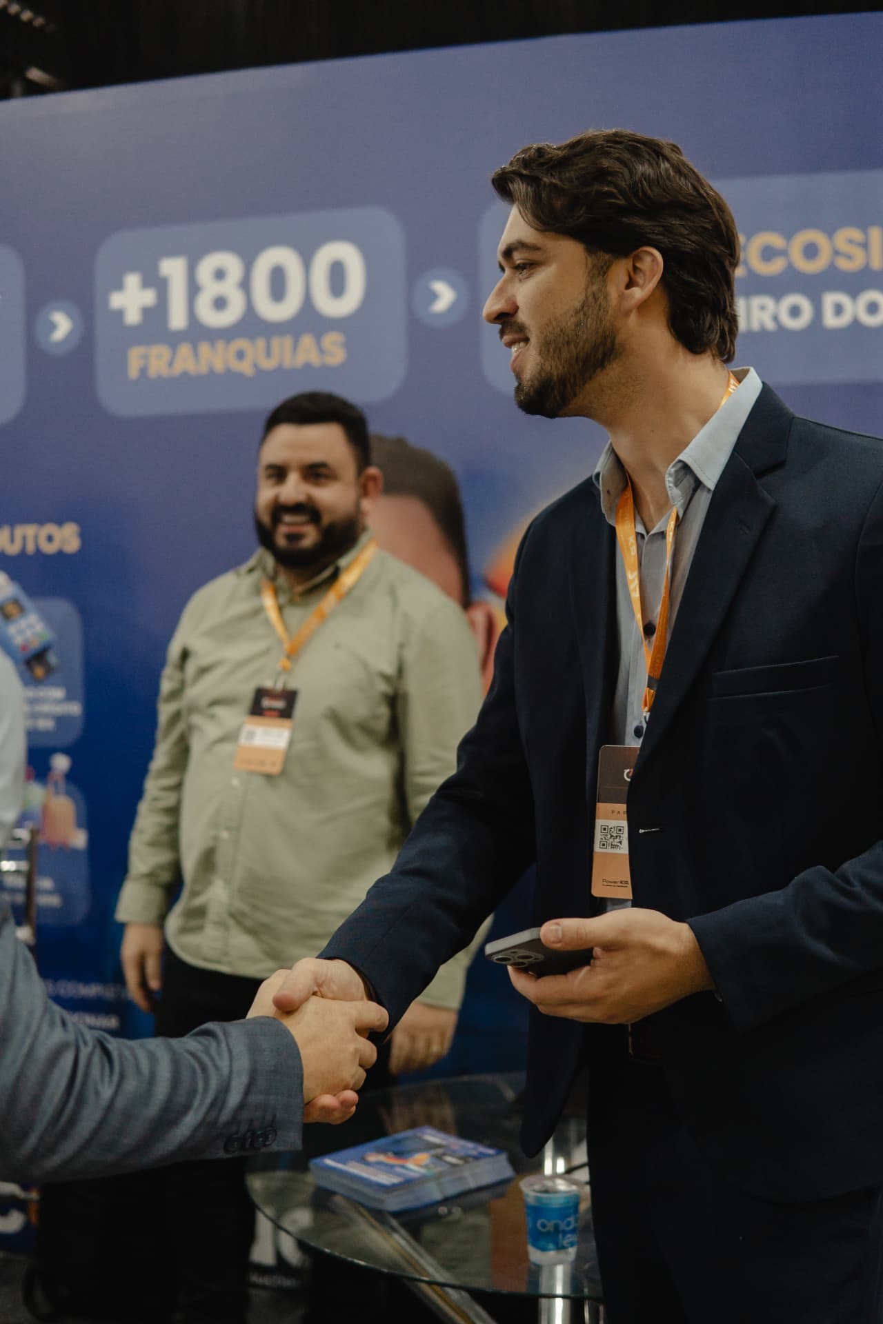 Empresários se cumprimentando durante rodada de conexões